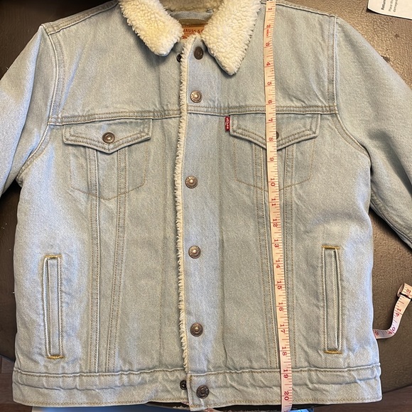 Levi's Original Sherpa Trucker Jacket in light wash - Picture 13 of 15